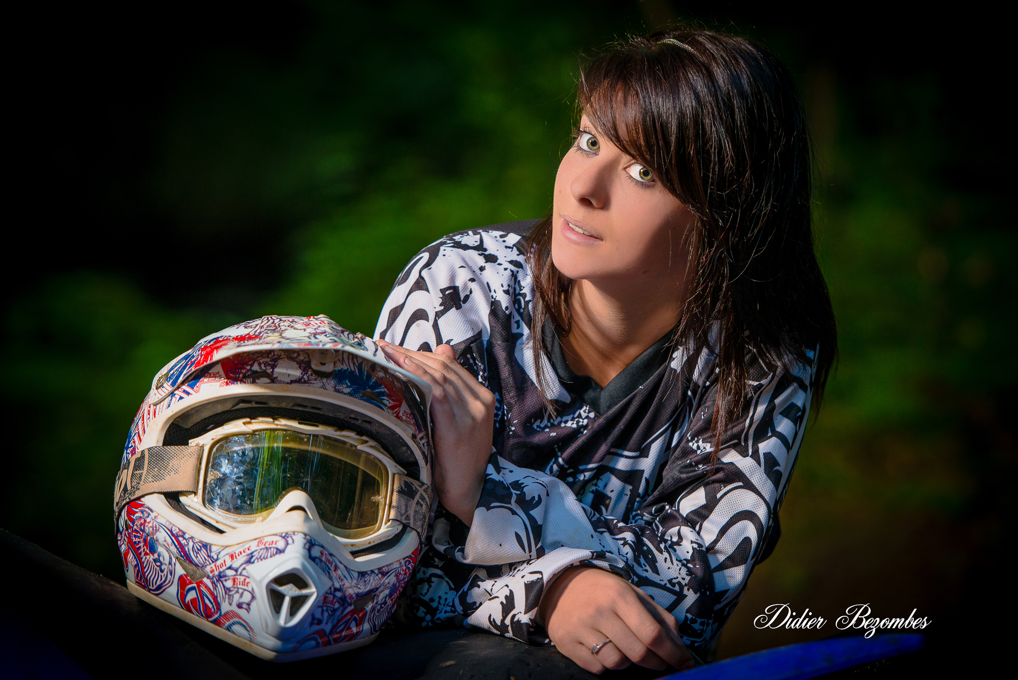 photo-couleur-en-portrait-d'une-femme-motard-avec-son-casque-photographe-Didier-Bezombes