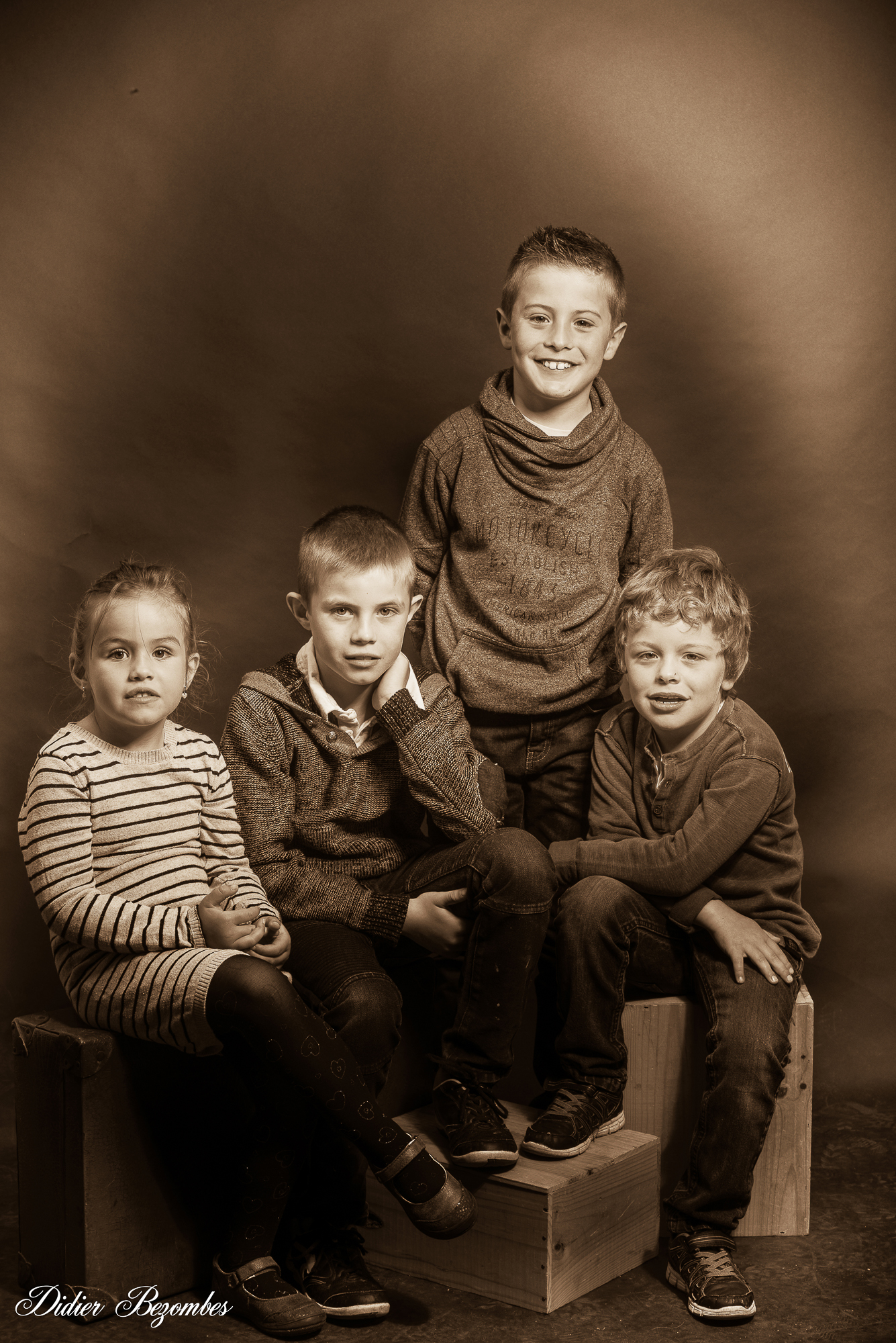 portraits d'enfants-photo-de-couleur-sépia-photos-de-quatres-enfants-réaliser-en-studio-photographe-Didier-Bezombes