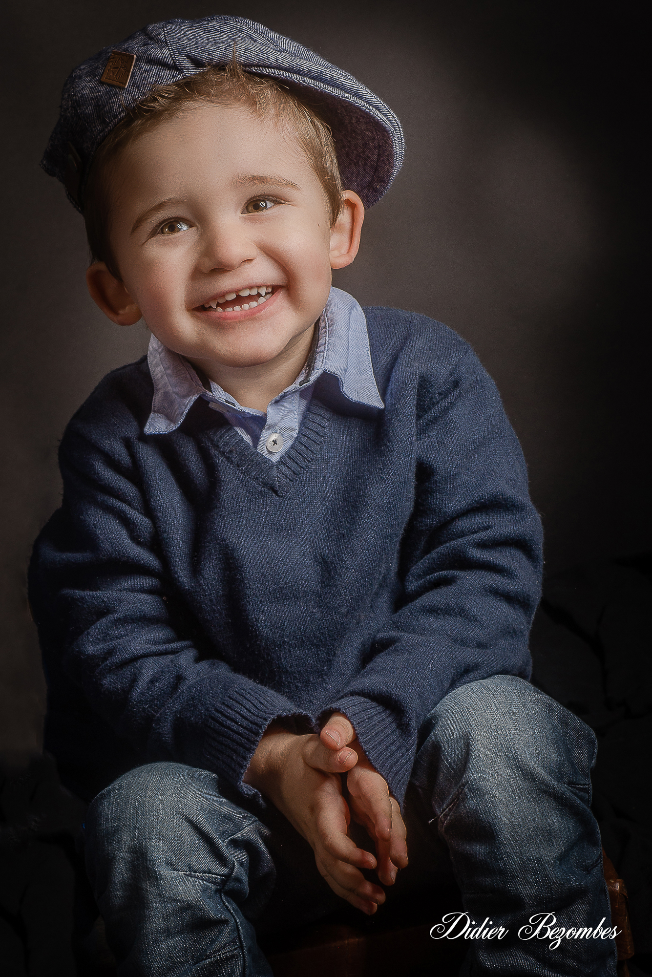 portrait-en-couleur-d'un-garçon-souriant-avec-une-casquette-photographe-Didier-Bezombes