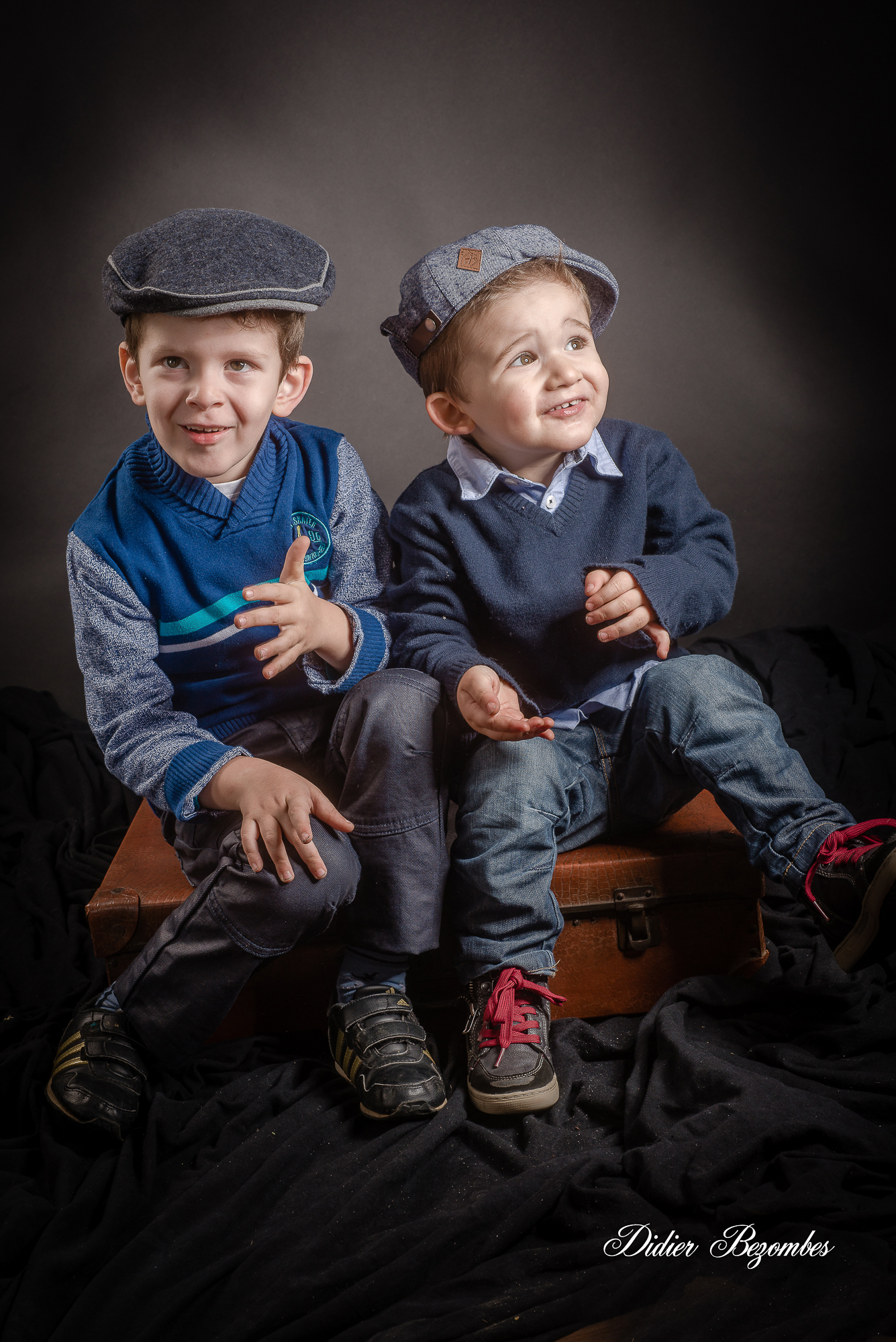 photos-en-couleur-faite-en-studio-de-deux-enfants-avec-des-casquettes