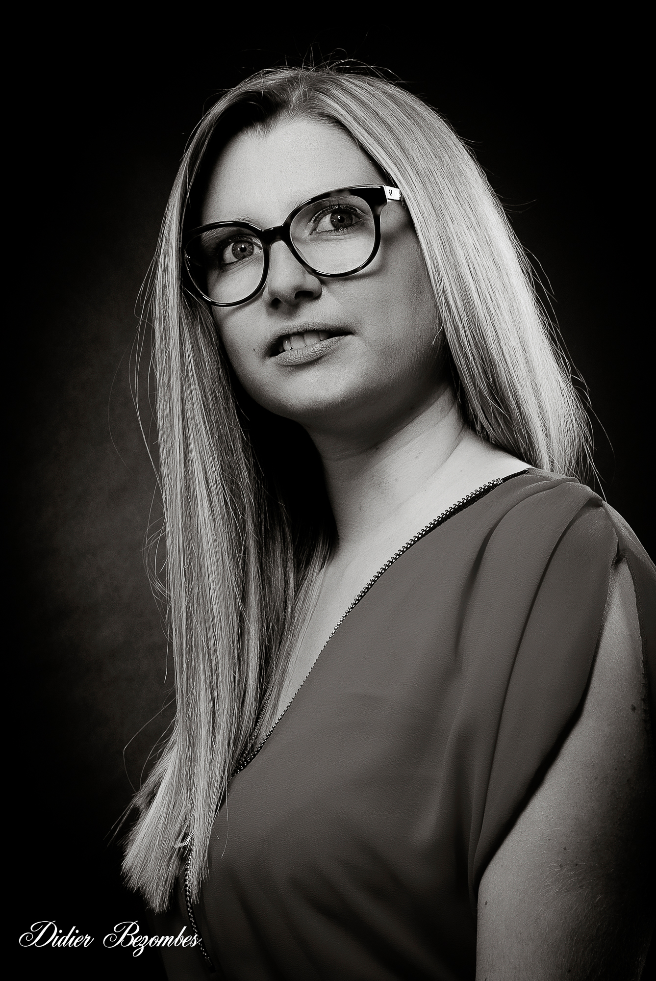 portrait-en-studio-photo-d'une-jeune-femme-en-noir-et-blanc-photographe de portrait Didier Bezombes Aveyron