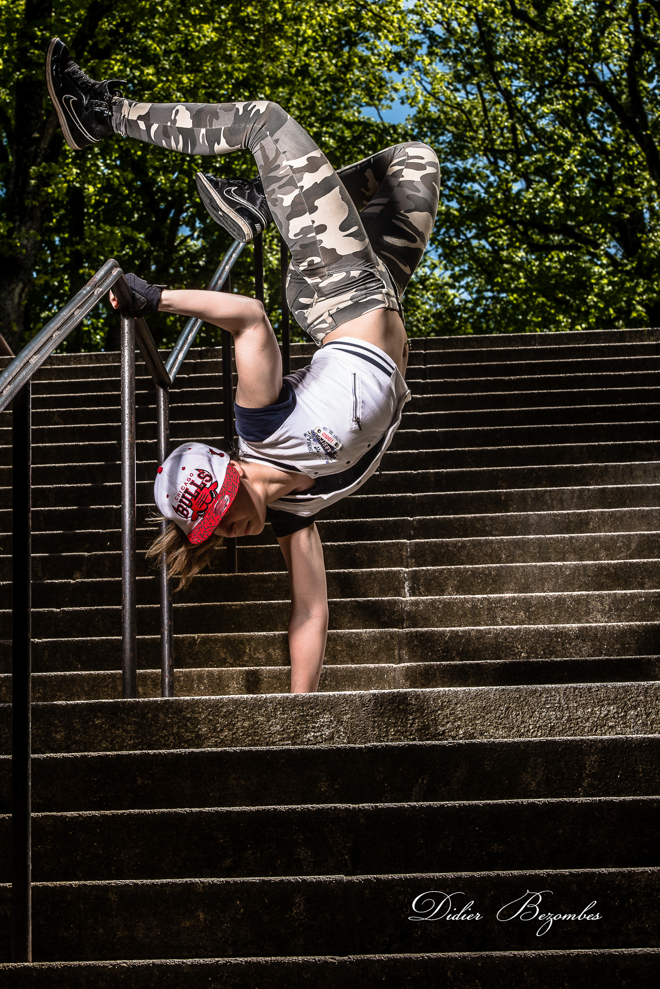 photo-en-couleur-d'une-danseuse-Hip-Hop-en-équilibre-sur-une-main-dans-escalier-dans Rodez-photographe-Didier-Bezombes