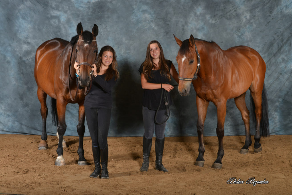 Didier Bezombes photographe équestre en Aveyron Occitanie a fait des portraits de chevaux seul et avec leurs cavalières
il a installé un fond en tissus bleu et des flash de studio Elinchrom