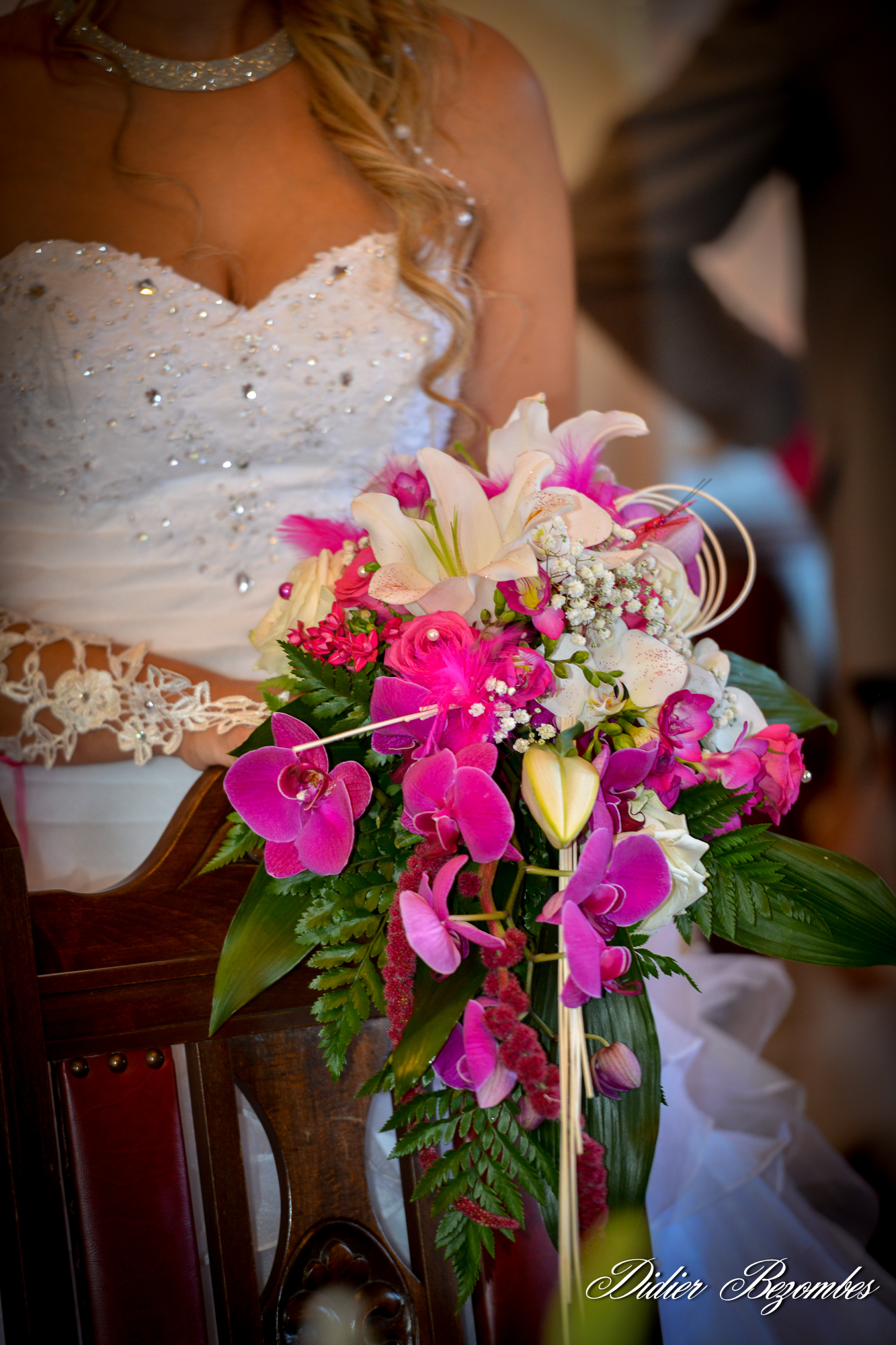 bouquet-de-fleurs-de-mariage-photographe-mariage-mariage-a--eglise-mariage-à-Decazeville-reportage-complet-sur-un-couple-de-jeunes-mariee