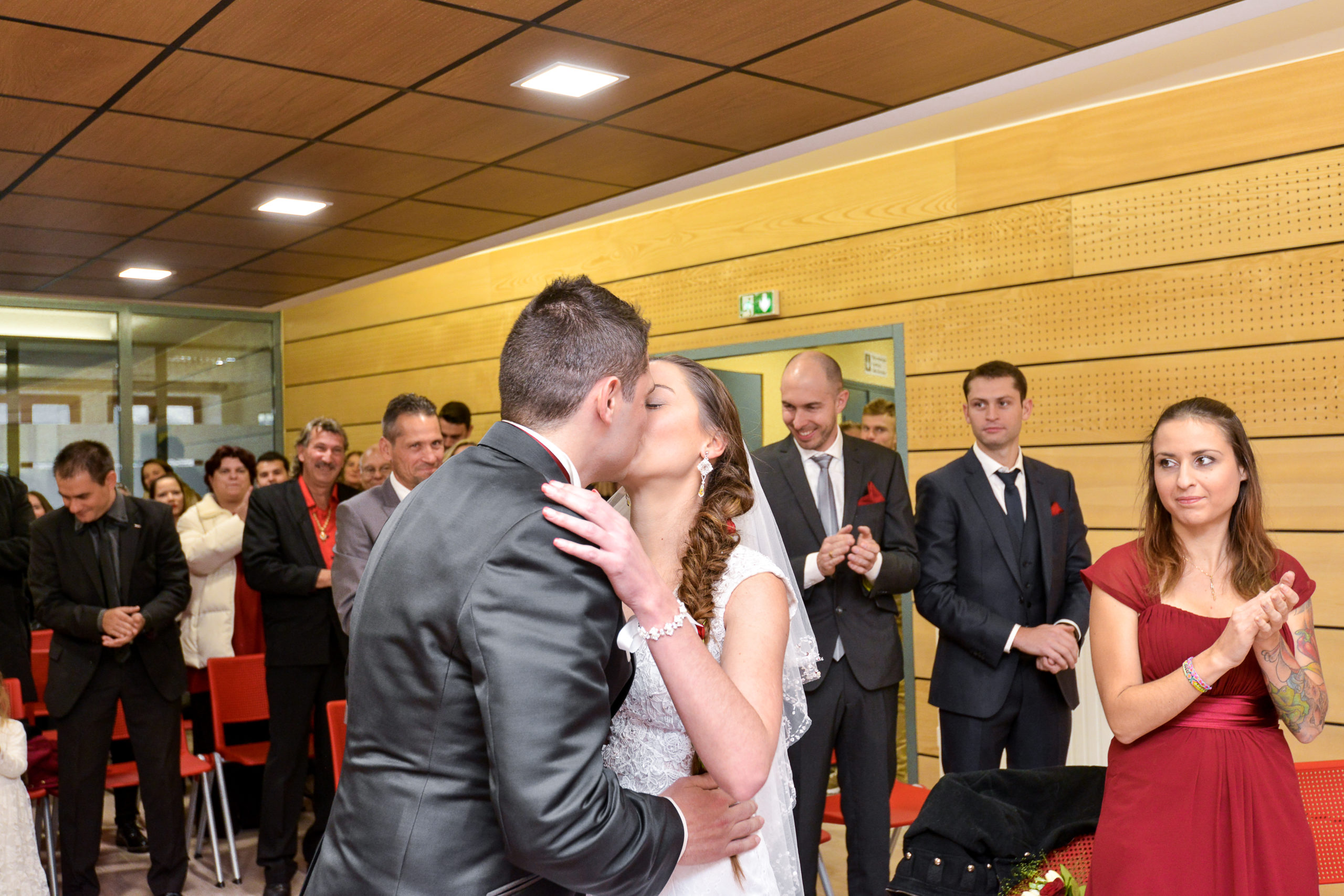 photos-de-mariage-Aveyron-photographe-de-mariage-bisous-des-mariés-dans-la-mairie
