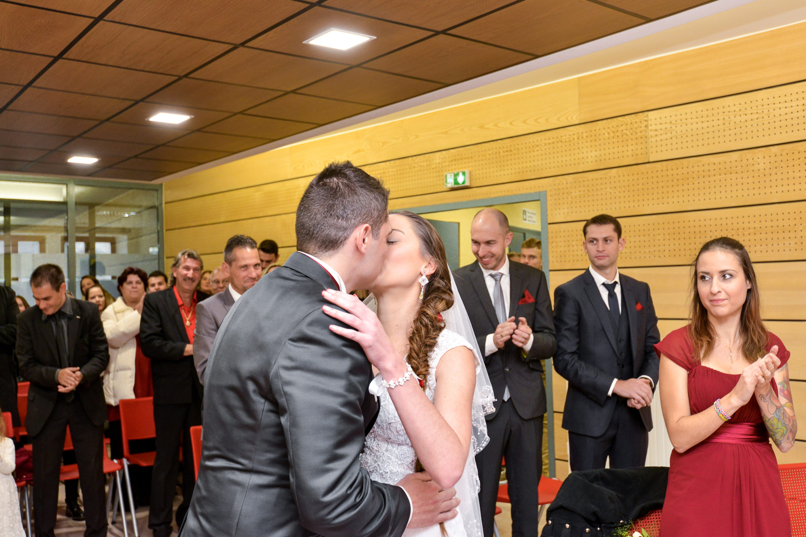 photos-de-mariage-les-mariés-s-embrassent-Aveyron
