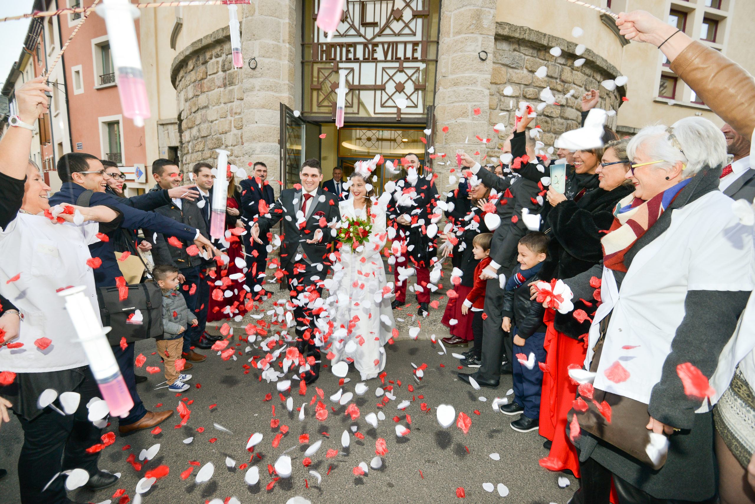 photos-de-mariage-Aveyron-photographe-de-mariage-cérémonie-civil-a-la--mairie-haie-d-honneur-confetie
