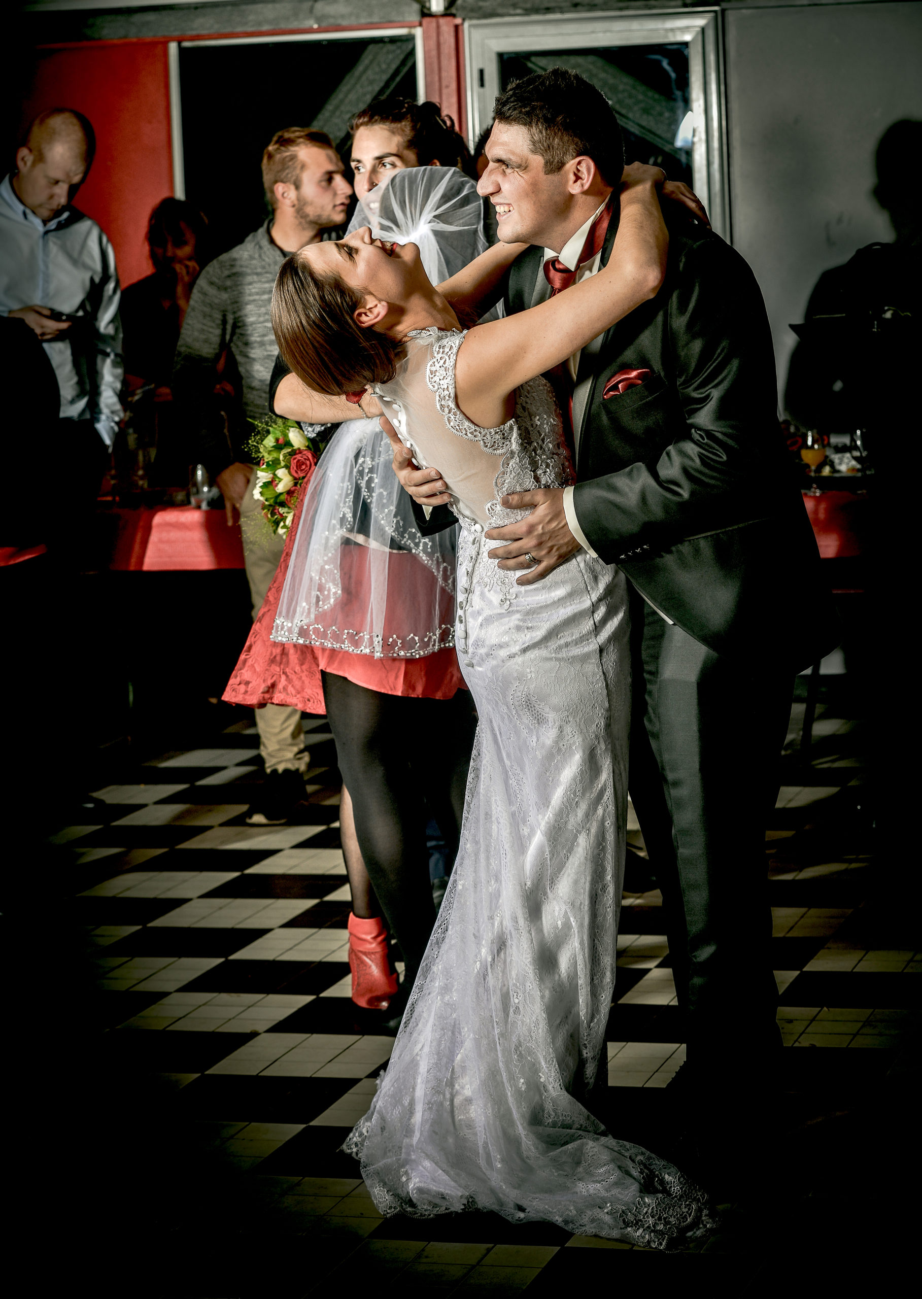 photos-de-mariage-Aveyron-photographe-de-mariage-soirée-animation-photos-studio-portraits-invités-groupes-avec-les-mariés-humoristique