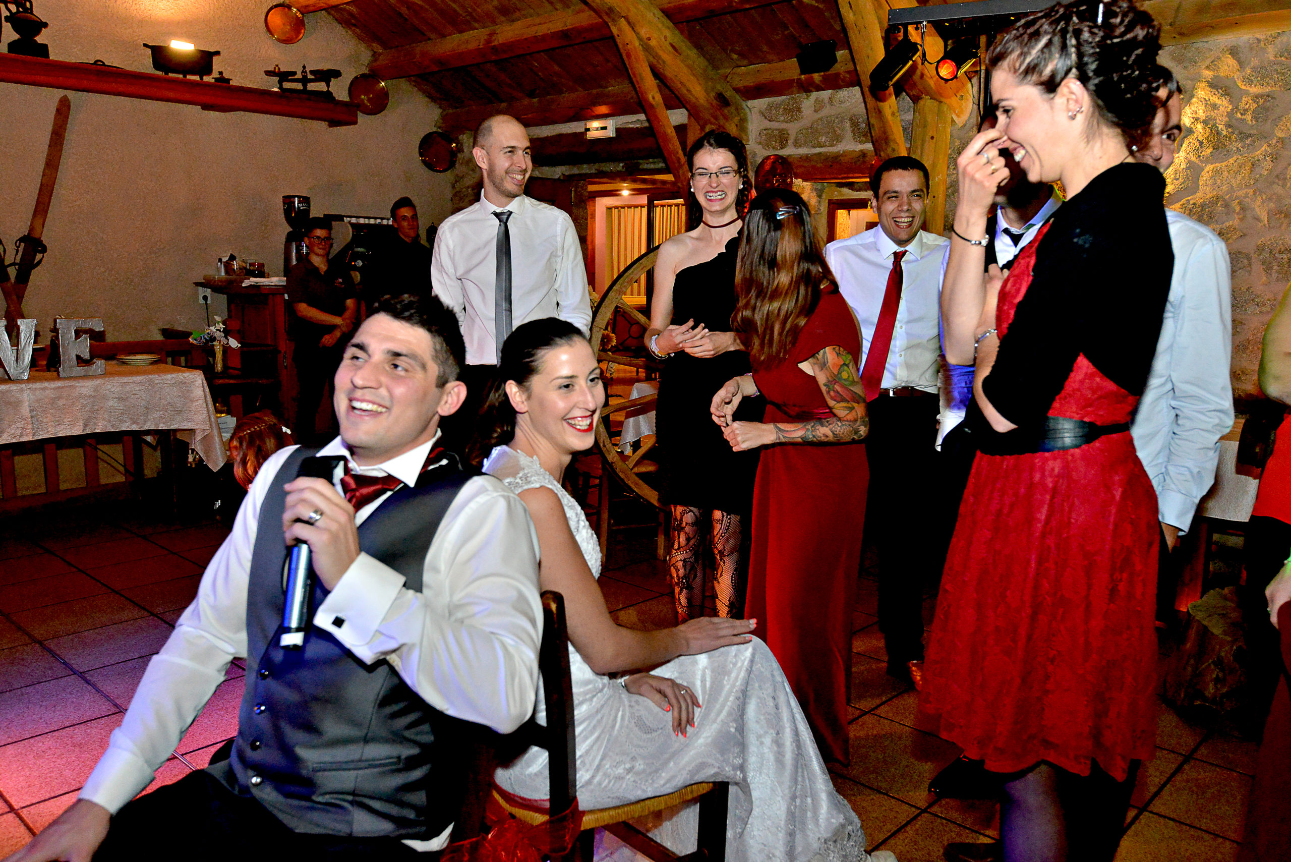 photos-de-soirée-mariage-animations-jeux-joie-ouverture-de-bal-gâteaux-de_mariage-pièce-montée-www.photographebezombes.fr