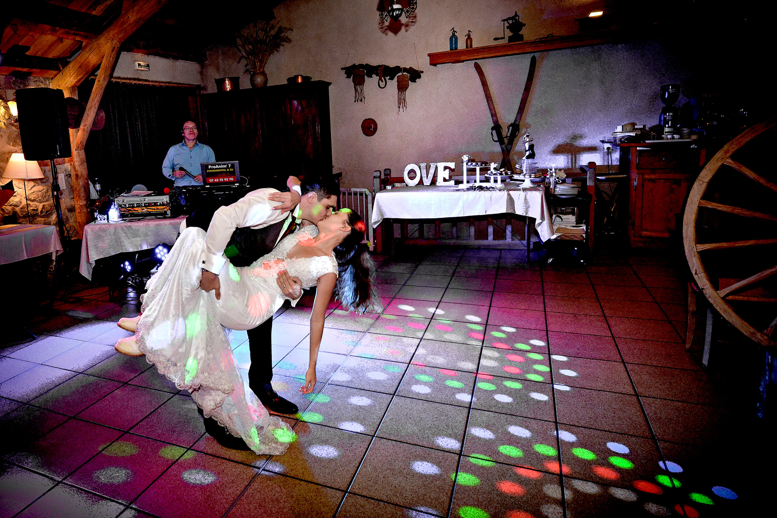 photos-de-soirée-mariage-animations-jeux-joie-ouverture-de-bal-gâteaux-de_mariage-pièce-montée-photographe-de-mariage-Rodez-Aveyron-www.photographebezombes.fr