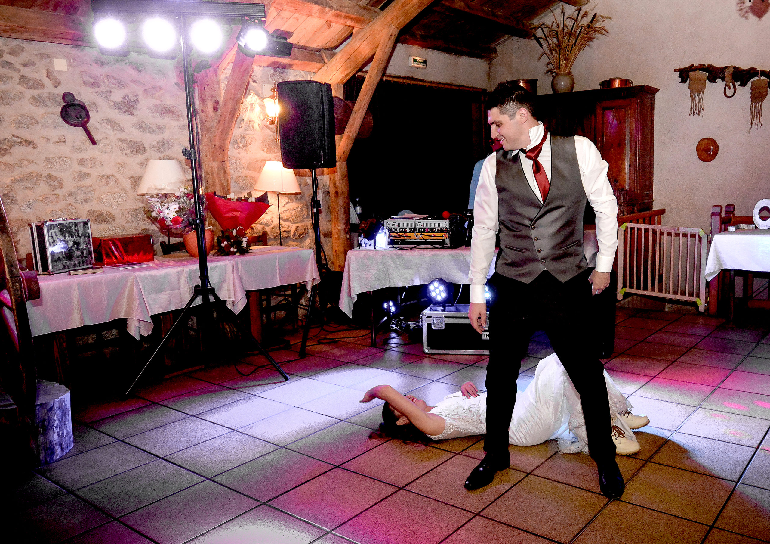 photos-de-soirée-mariage-animations-jeux-joie-ouverture-de-bal-gâteaux-de_mariage-pièce-montée-photographe-de-mariage-Rodez-Aveyron-www.photographebezombes.fr