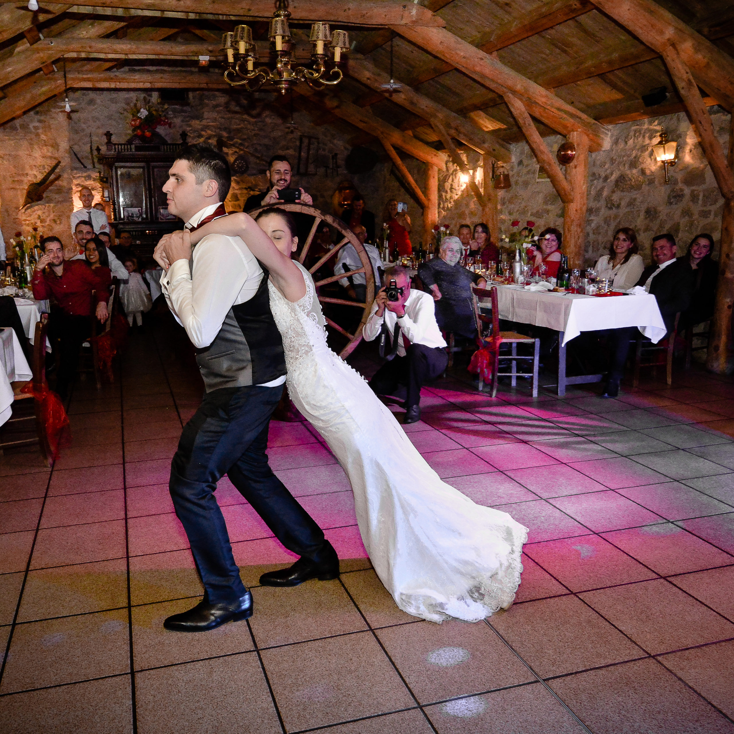 photos-de-soirée-mariage-animations-jeux-joie-ouverture-de-bal-gâteaux-de_mariage-pièce-montée-photographe-de-mariage-Rodez-Aveyron-danse-www.photographebezombes.fr