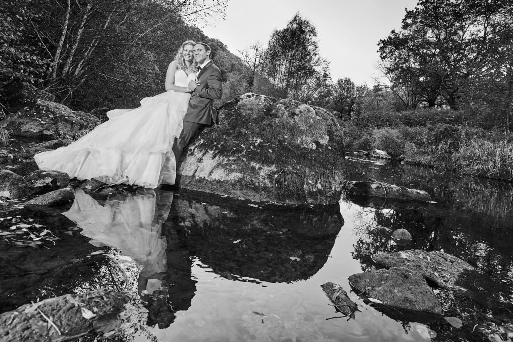 photo en noir et blanc d'un couple de jeune marié au de la rivière Aveyron dans le département de l'Aveyron proche de Rodez on leurs reflets dans l"eau