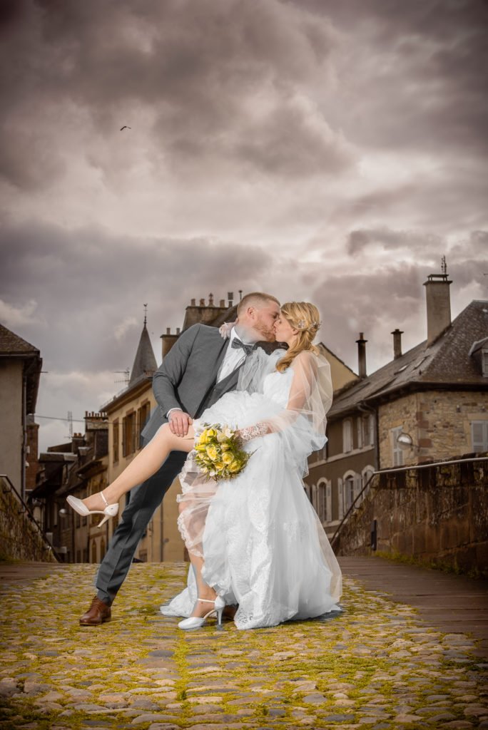 photos de mariage en aveyron sur le theme champetre avec une caleche et un attelage de deux chevaux