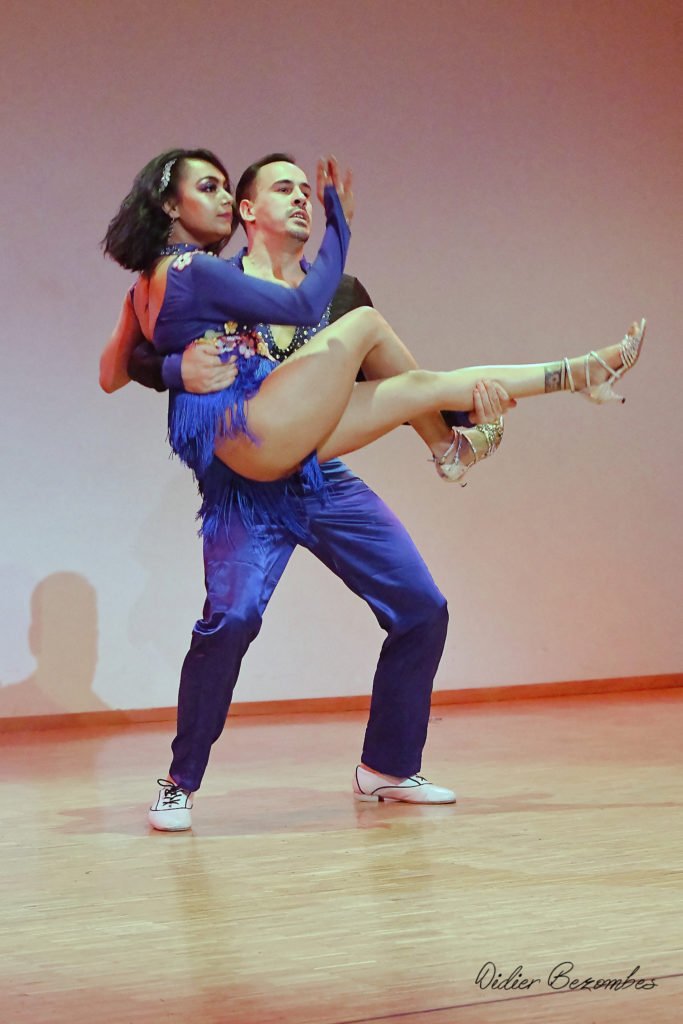 spectacle de danse latine salsa acrobatique le danseur fait un porté des plus spectaculaire a été photographier par Didier Bezombes photographe à Rodez en Aveyron