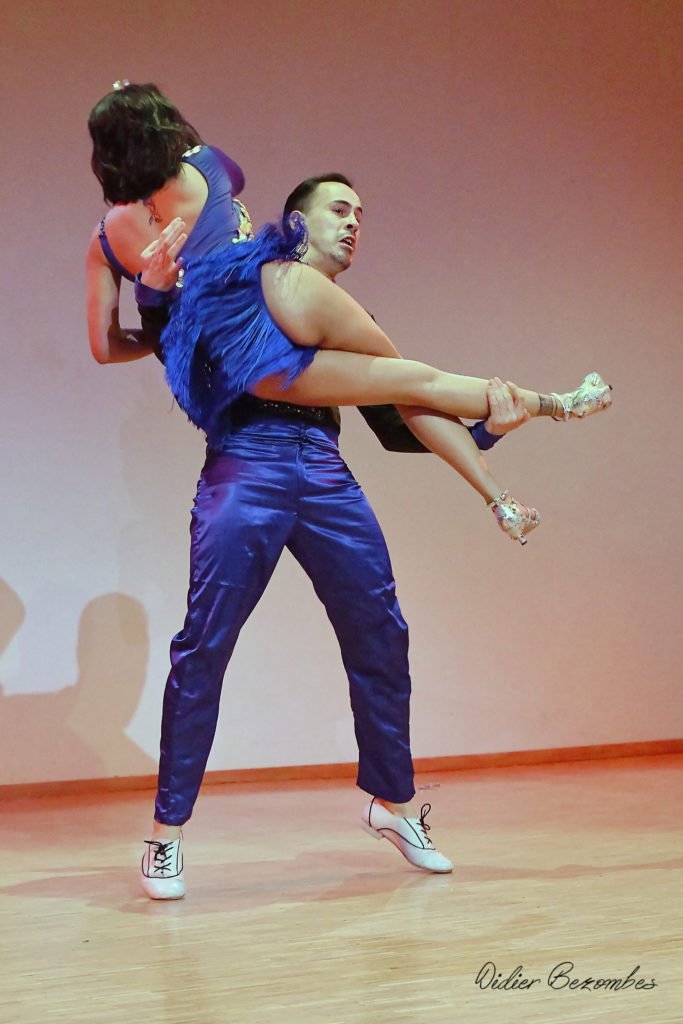 spectacle de danse latine salsa acrobatique le danseur fait un porté des plus spectaculaire a été photographier par Didier Bezombes photographe à Rodez en Aveyron