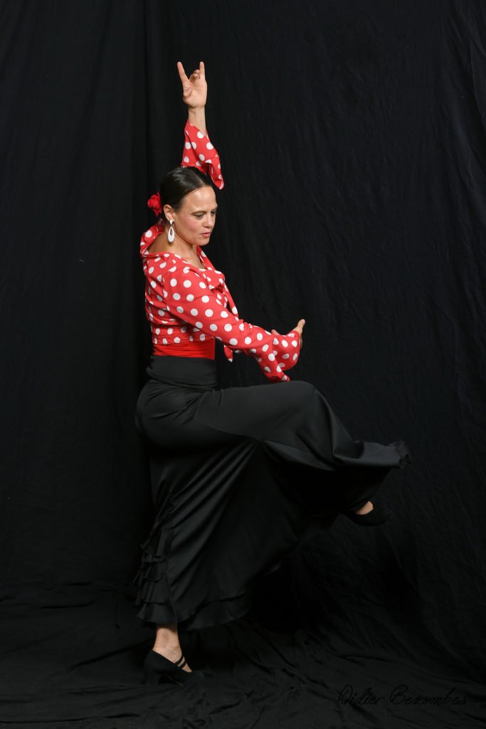 photo en studio de 1 danseuse flamenco le fond est noir elle une 
chemise rouge à pois blanc et un pantalon noir  la danseuse est très souriante elle a été photographier par Didier Bezombes photographe à Rodez en Aveyron