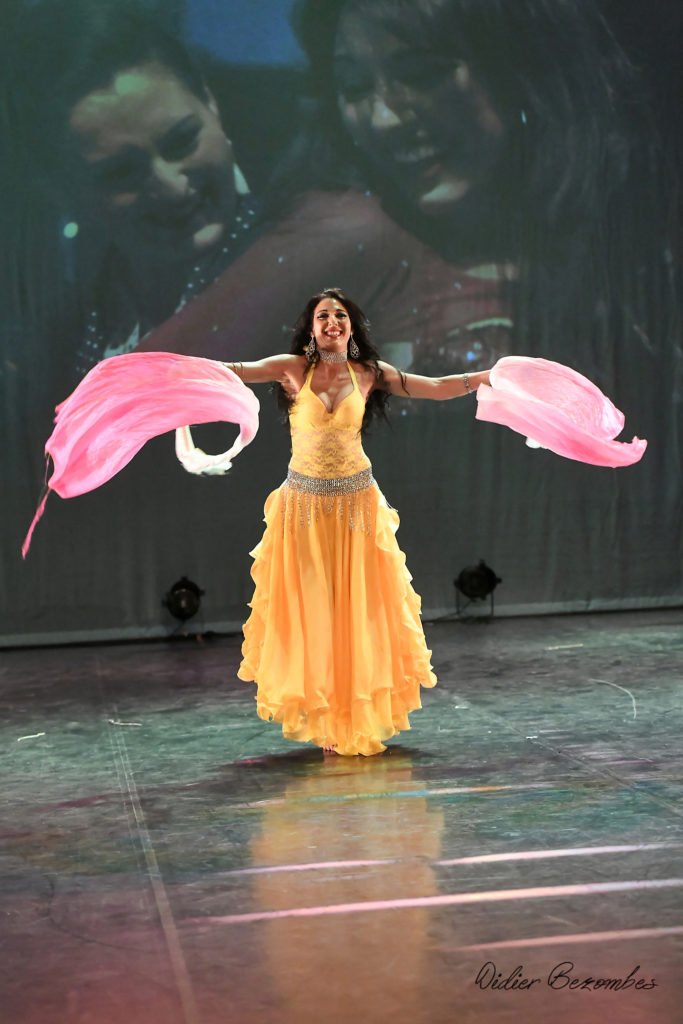 Gala de danse flamenco au théatre de la baleine photo d'une danseuse en solo dansant un flamenco oriental avec des foulars elle a été photographier par Didier Bezombes photographe à Rodez en Aveyron
