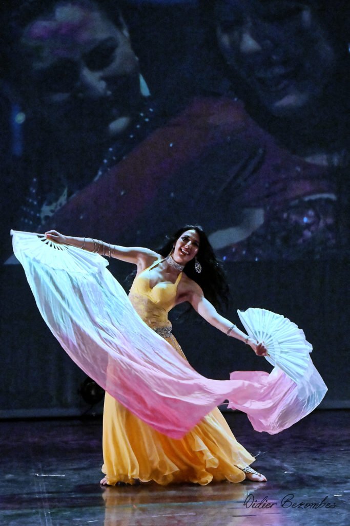 Gala de danse flamenco au théatre de la baleine photo d'une danseuse en solo dansant un flamenco oriental avec des foulars elle a été photographier par Didier Bezombes photographe à Rodez en Aveyron