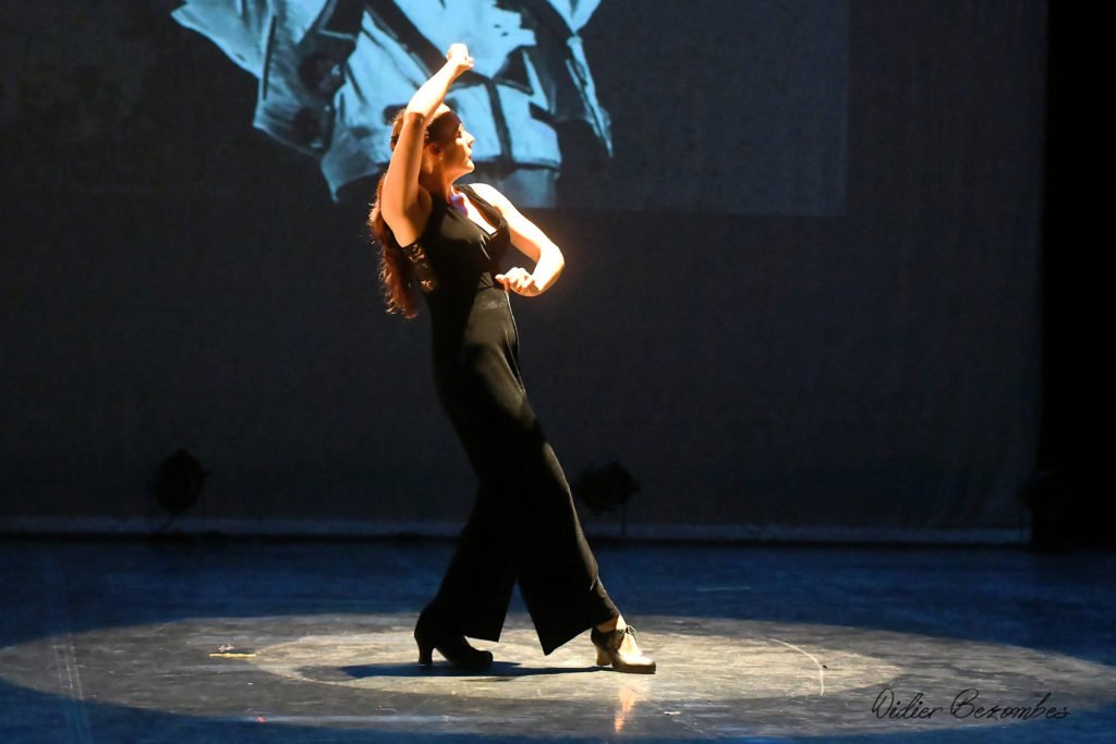 Gala de danse flamenco au théatre de la baleine photo d'une danseuse en solo en danse moderne jazz elle a été photographier par Didier Bezombes photographe à Rodez en Aveyron
